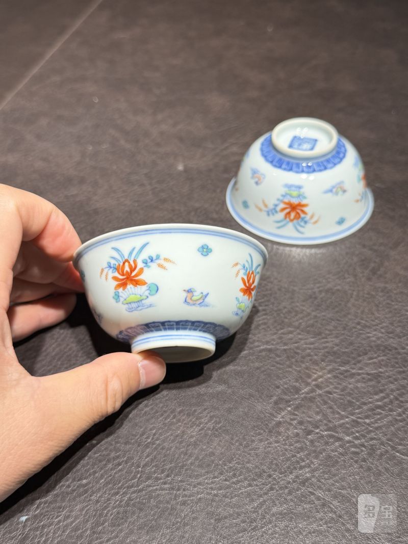 清中期 “三和堂制”款斗彩莲池鸳鸯纹茶圆一对 - 图3